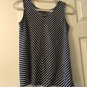 Black and white v neck sleeveless top